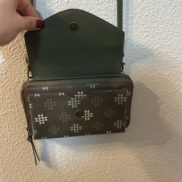 No brand small crossbody/clutch with multiple pockets - Picture 3 of 8